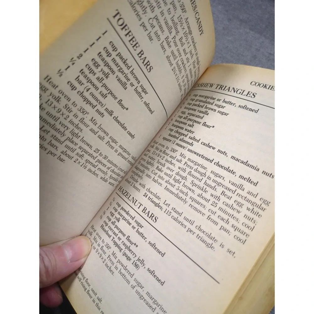 VTG 1987 Betty Crocker's‎ Cookbook - Revised & Updated 1400 Recipes Paperback